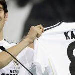 Kaká, que lucirá el '8', culmina el delirio madridista en el Bernabéu: «Deseo que mi nombre esté en la historia de este club»
