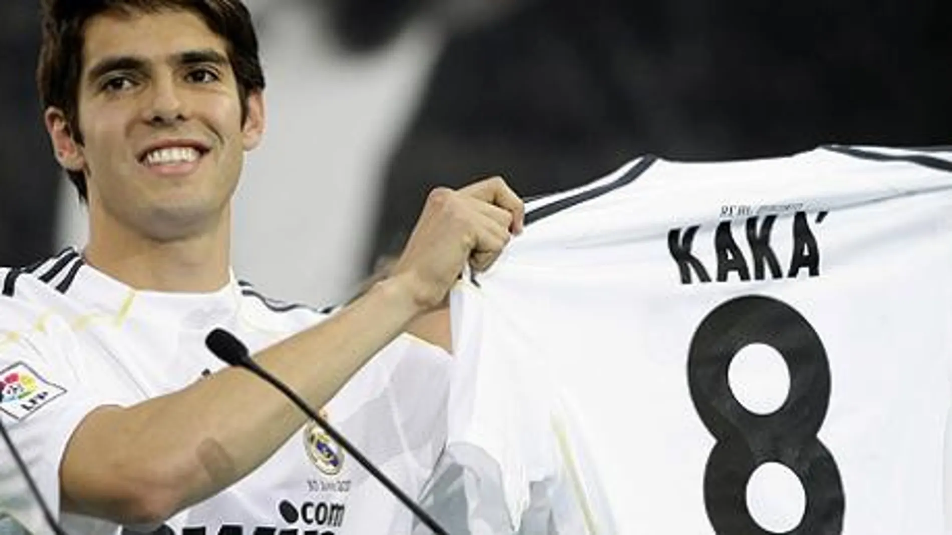 Kaká, que lucirá el '8', culmina el delirio madridista en el Bernabéu: «Deseo que mi nombre esté en la historia de este club»