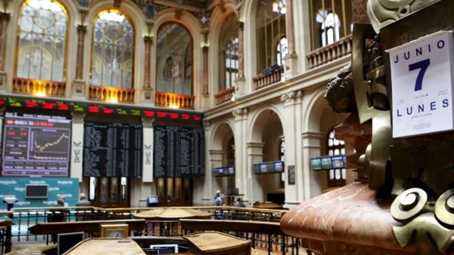 La Bolsa de Madrid cae a su nivel más bajo del año
