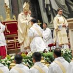 Benedicto XVI impone sus manos sobre uno de los 14 sacerdotes ordenados ayer en la basílica de San Pedro