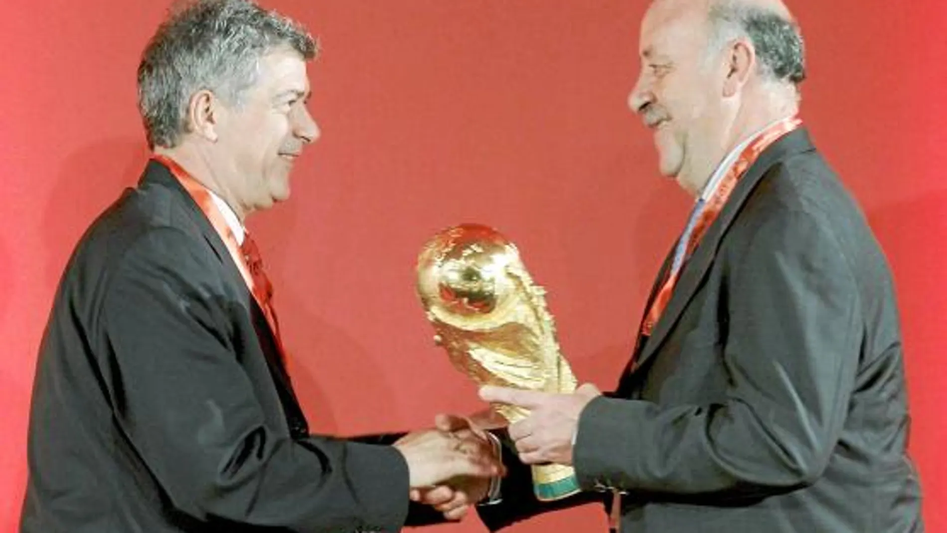 Ángel María Villar y Vicente del Bosque, con la Copa del Mundo