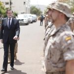 El presidente del Gobierno, Mariano Rajoy, pasa revista a las tropas españolas en Mali.