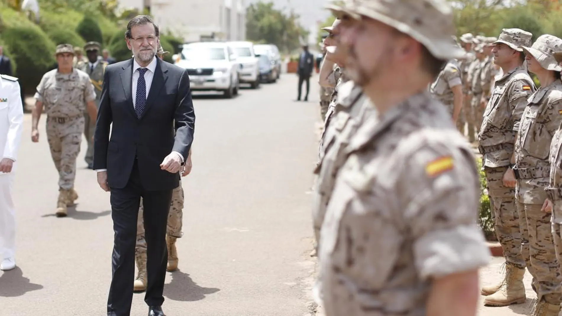 El presidente del Gobierno, Mariano Rajoy, pasa revista a las tropas españolas en Mali.