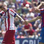 El delantero croata del Atlético de Madrid, Mario Manduzkic, y el checo del Levante, Loukas Vintra, se saludan después de golpearse en la cabeza
