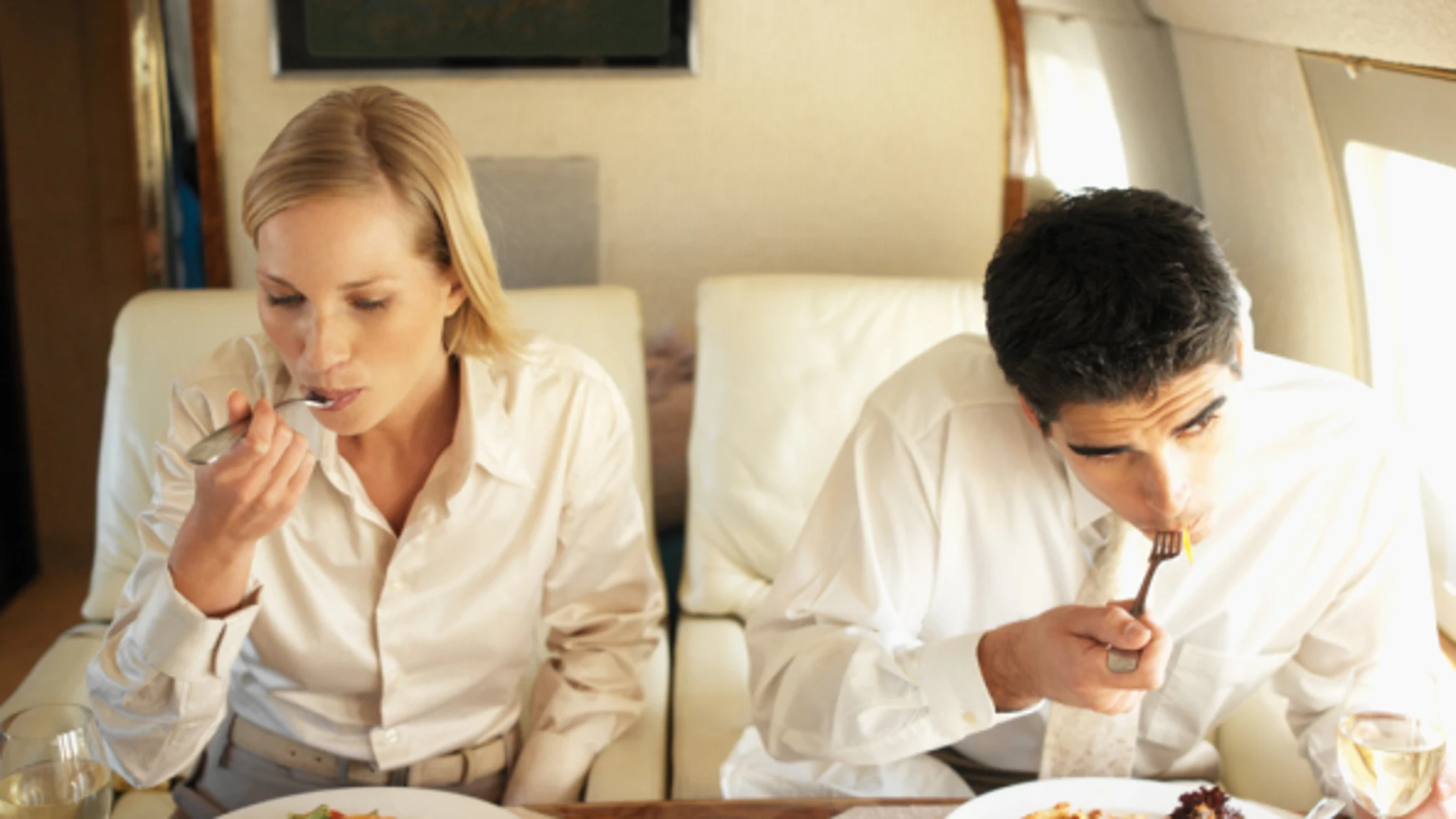 ¿Por qué sabe mal la comida del avión? Hay una explicación científica