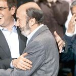 Rubalcaba saluda a Antich durante el acto del PSOE celebrado ayer en Madrid