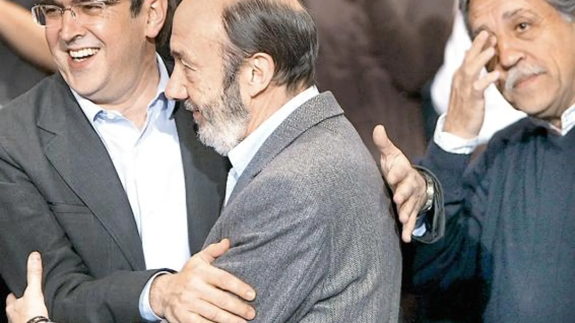 Rubalcaba saluda a Antich durante el acto del PSOE celebrado ayer en Madrid