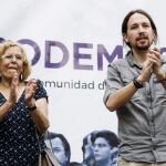 El líder de Podemos, Pablo Iglesias (d) junto a Manuela Carmela (i)