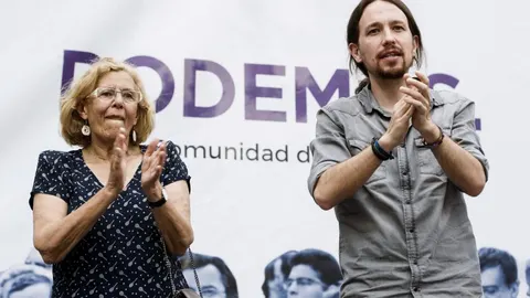 El líder de Podemos, Pablo Iglesias (d) junto a Manuela Carmela (i)
