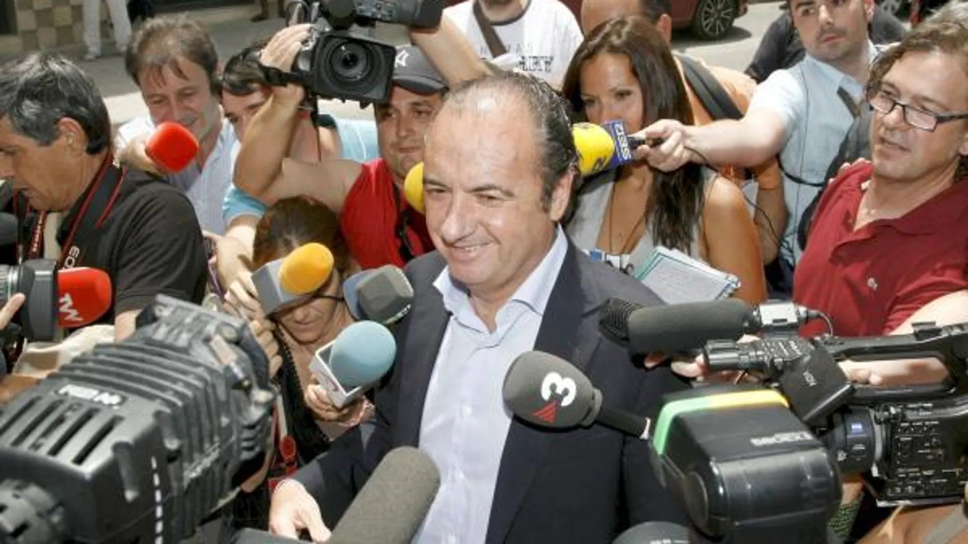 El presidente de la Diputación y del PP de Alicante, José Joaquín Ripoll rodeado de informadores, a su llegada a los juzgados de Orihuela (Alicante)