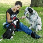 María Acha, con dos de sus «alumnos», a los que educa desde cachorros para sacar el máximo rendimiento