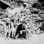 Un grupo de niños polacos, tras un bombardeo
