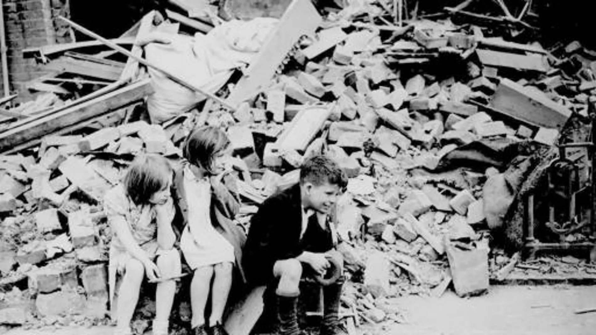 Un grupo de niños polacos, tras un bombardeo