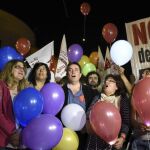 El candidato de IU a la a la Presidencia de la Comunidad de Madrid, Luis García Montero (3d), y la candidata a la alcaldía, Raquel López (2i), durante el inicio de campaña