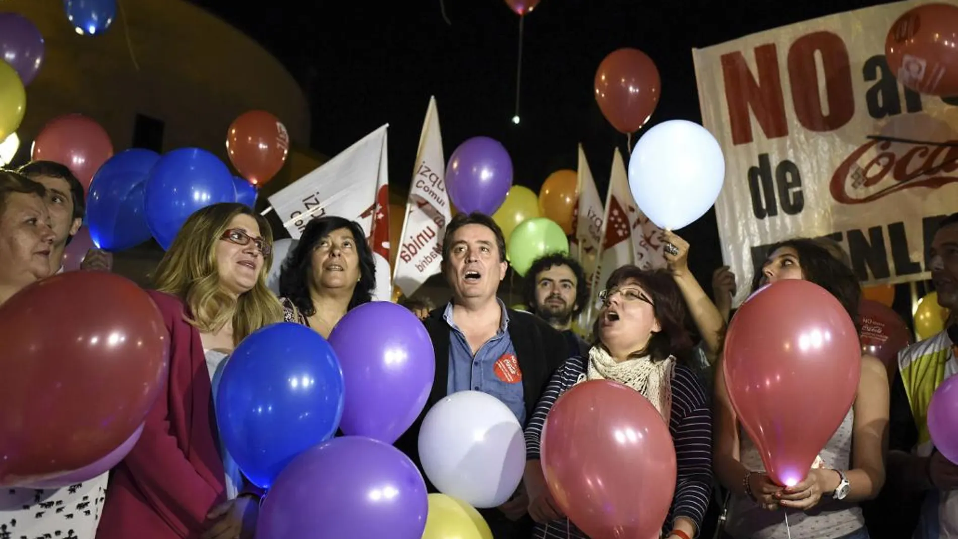 El candidato de IU a la a la Presidencia de la Comunidad de Madrid, Luis García Montero (3d), y la candidata a la alcaldía, Raquel López (2i), durante el inicio de campaña