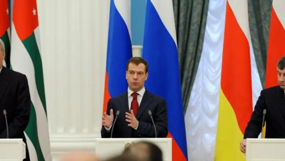 El ex presidente ruso, DmitrI Medvedev (c), comparece junto a los líderes de las regiones secesionistas georgiana de Abjasia y Osetia del Sur en el Kremlin