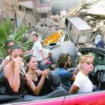 Fotografía ganadora del premio World Press Photo en 2006 en la que aparecen unos jóvenes visitando un barrio devastado en el sur de Beirut, Líbano