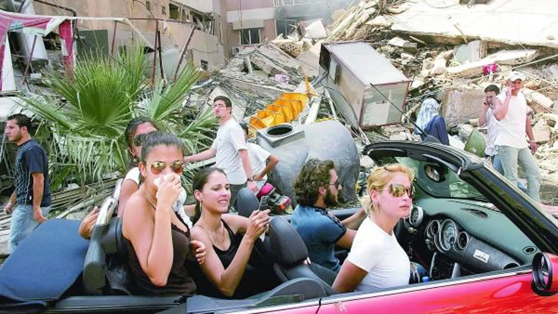 Fotografía ganadora del premio World Press Photo en 2006 en la que aparecen unos jóvenes visitando un barrio devastado en el sur de Beirut, Líbano