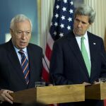 El secretario de Estado de EEUU, John Kerry, escucha la intervención del ministro de Exteriores, Jose Manuel Garcia-Margallo, ante los medios, tras su encuentro en Washington el 30 de abril del 2013