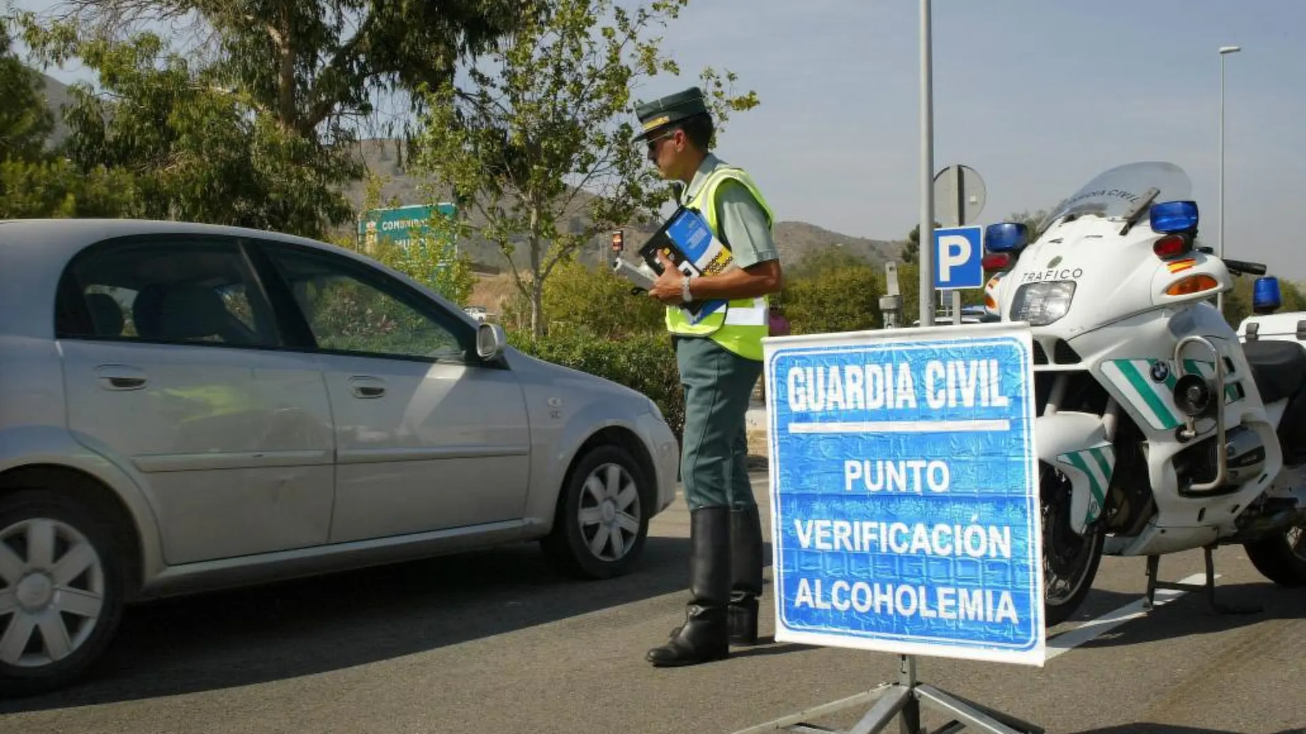 Un agente de la Guardia Civil durante un control de tráfico hoy en la A-7 entre Alicante y Murcia, en el día en que ha entrado en vigor el carné por puntos