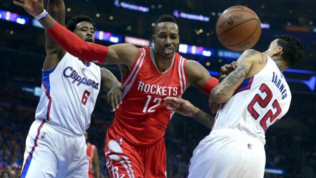 DeAndre Jordan (i) de Clippers ante Dwight Howard (c) de Rockets