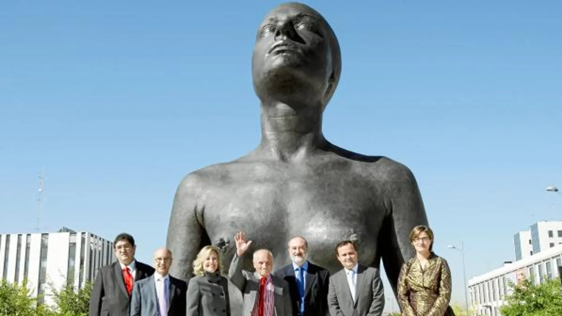 El escultor Antonio López posó delante de «La mujer de Coslada»