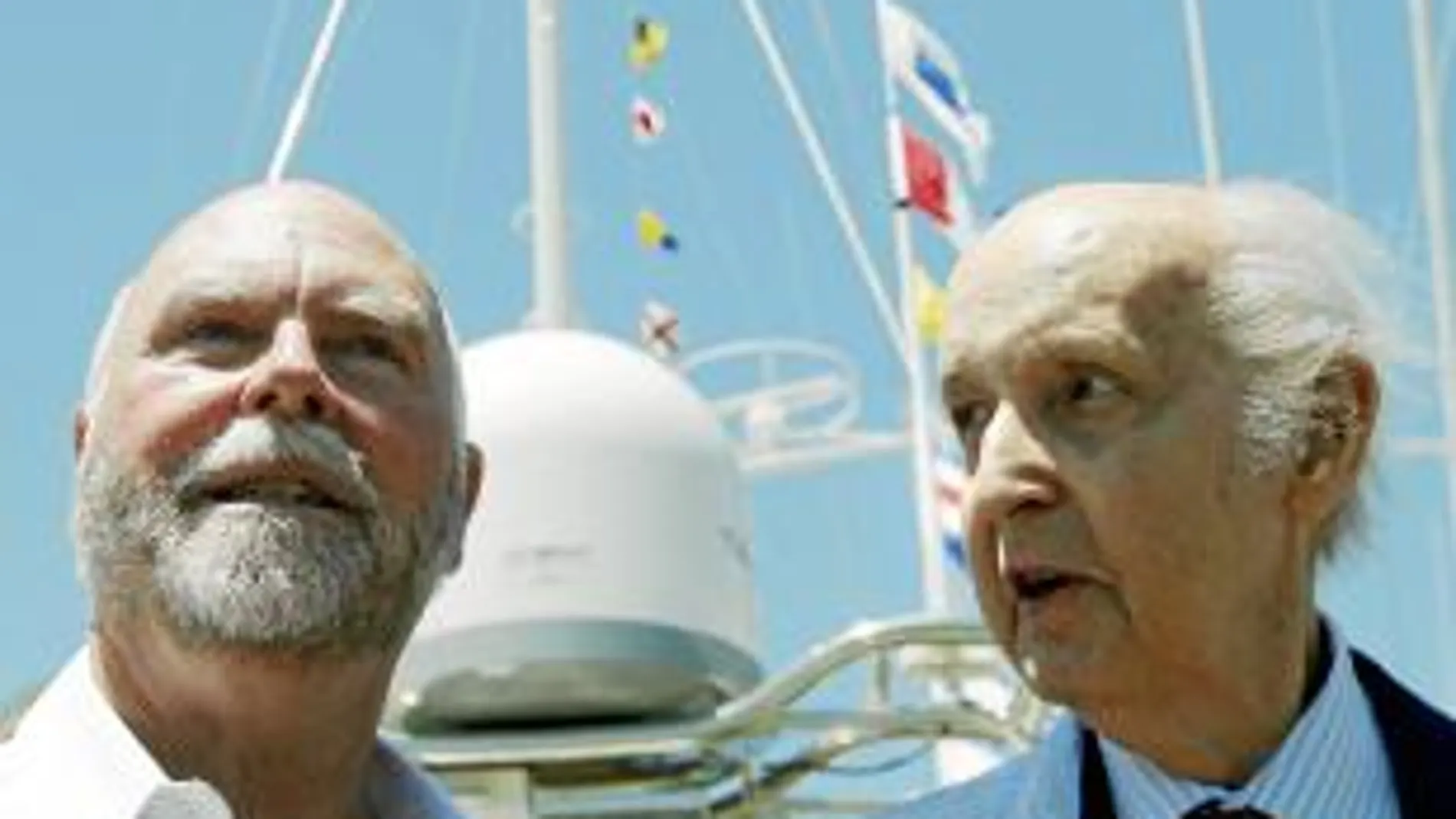 El científico estadounidense (izquierda), con Santiago Grisolía