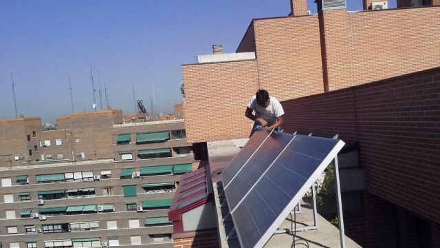 Paneles solares en una vivienda de la Comunidad
