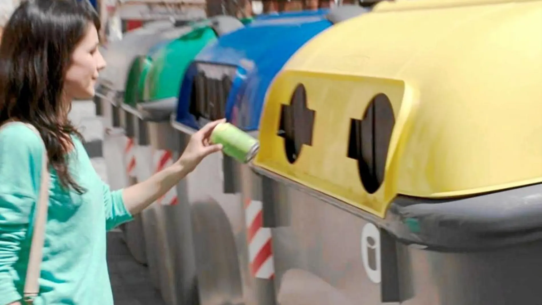 Una joven recicla una lata, con el objetivo de preservar el medio ambiente