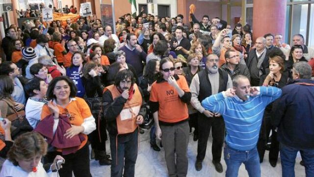 Los manifestantes protestaron en el interior de la Consejería de Administración Pública, donde se celebró la Mesa General