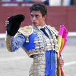 Alberto Aguilar saluda al público en una de sus actuaciones en Las Ventas