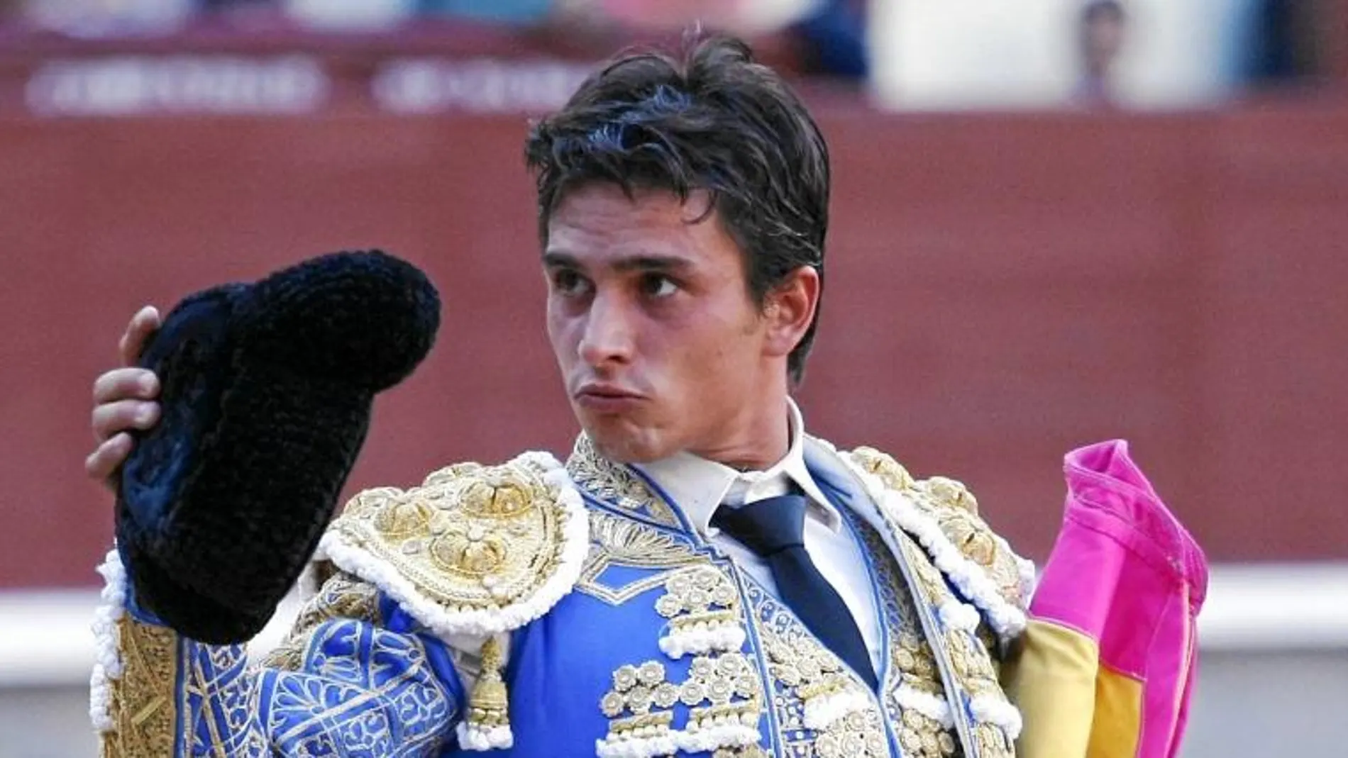 Alberto Aguilar saluda al público en una de sus actuaciones en Las Ventas