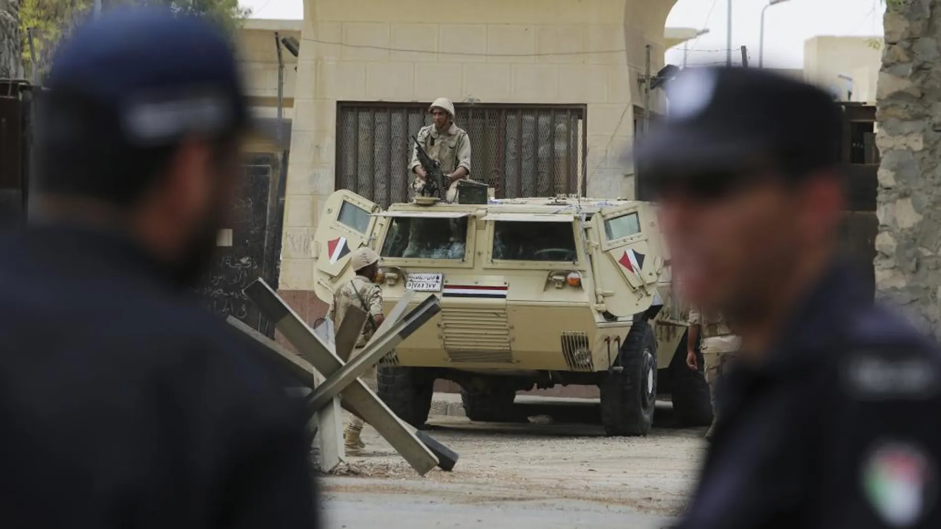 Oficiales de seguridad de Hamas en el lado egipcio de la frontera de Rafah