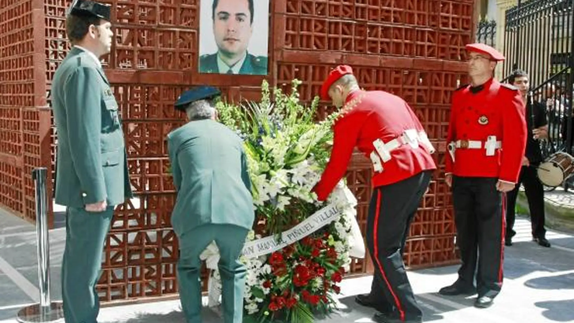 Agentes de la Guardia Civil y la Ertzantza homenajean a Piñuel el día de su funeral en mayo de 2008