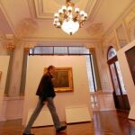 Un visitante pasea por la sala del Casino de Murcia donde se exhiben las obras del pintor murciano, Ramón Gaya