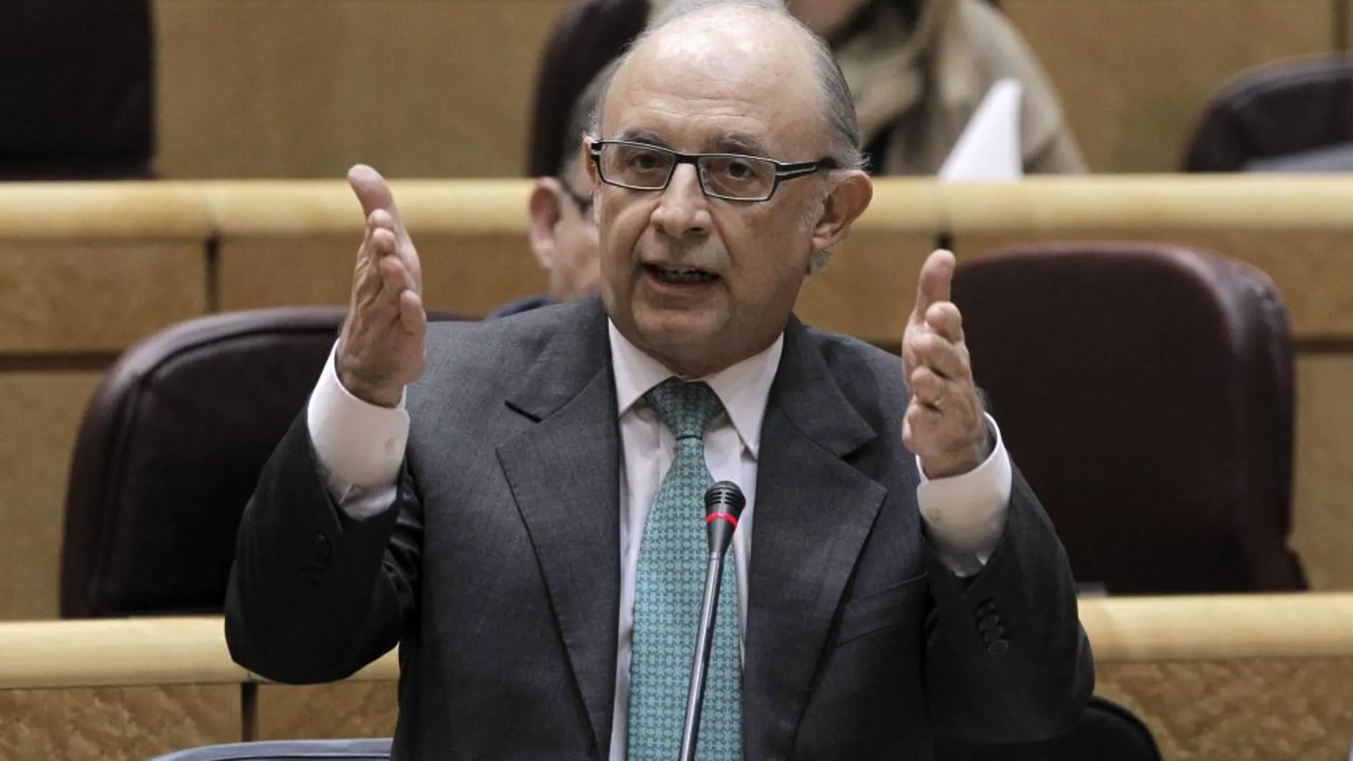 El ministro de Hacienda, Cristóbal Montoro, durante su intervención en el pleno del Senado