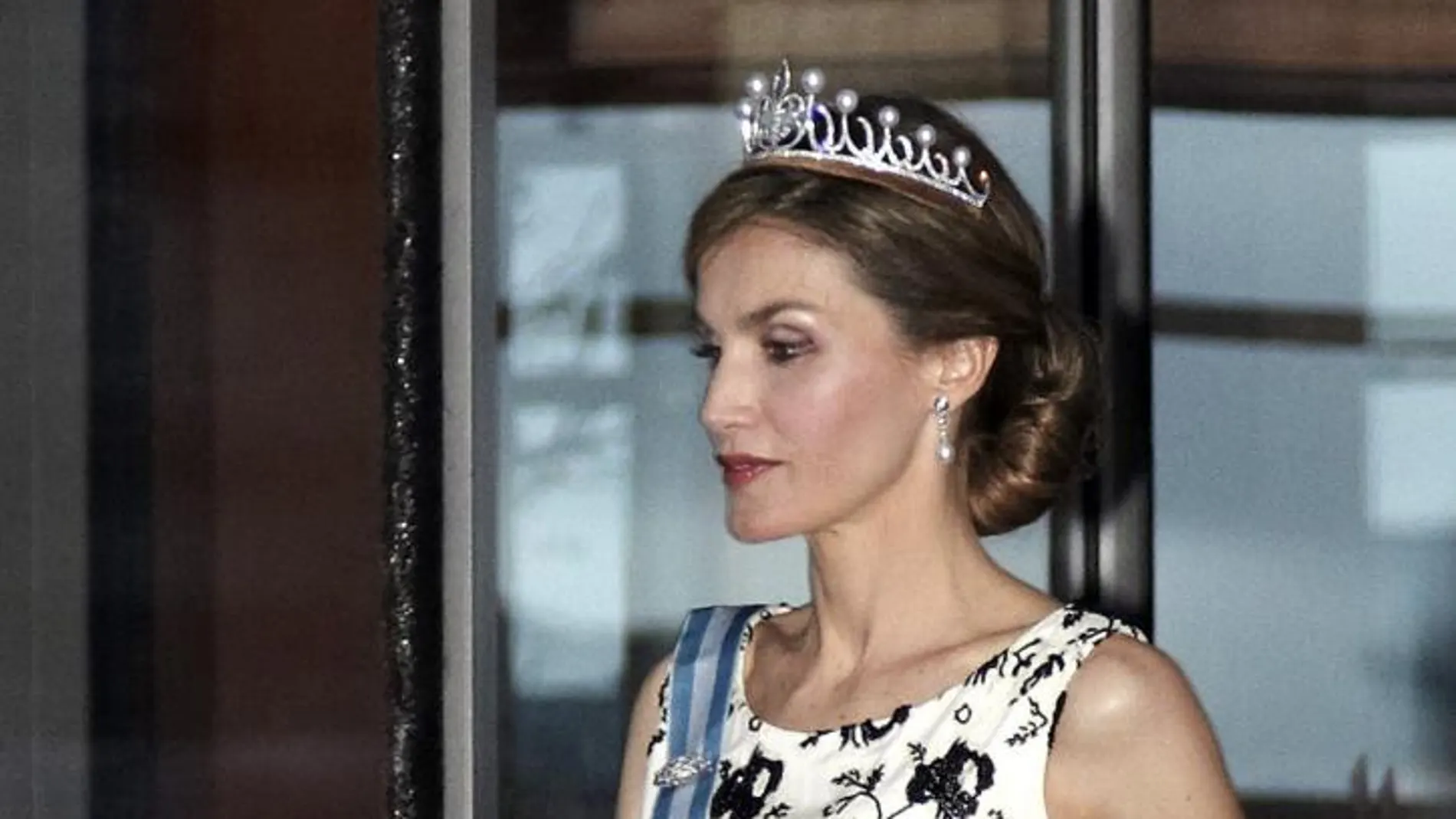 La reina Letizia a su salida del Hotel Mariott de Copenhague para asistir a la cena de gala.