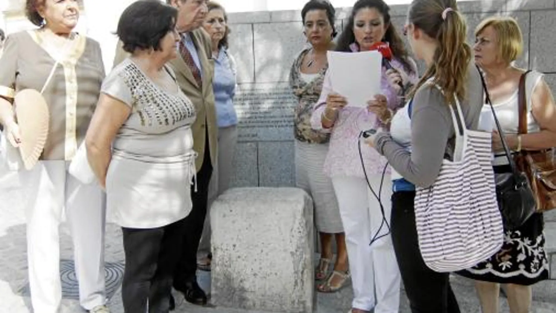 De la «piedra llorosa» al Pleno: los vecinos no desisten