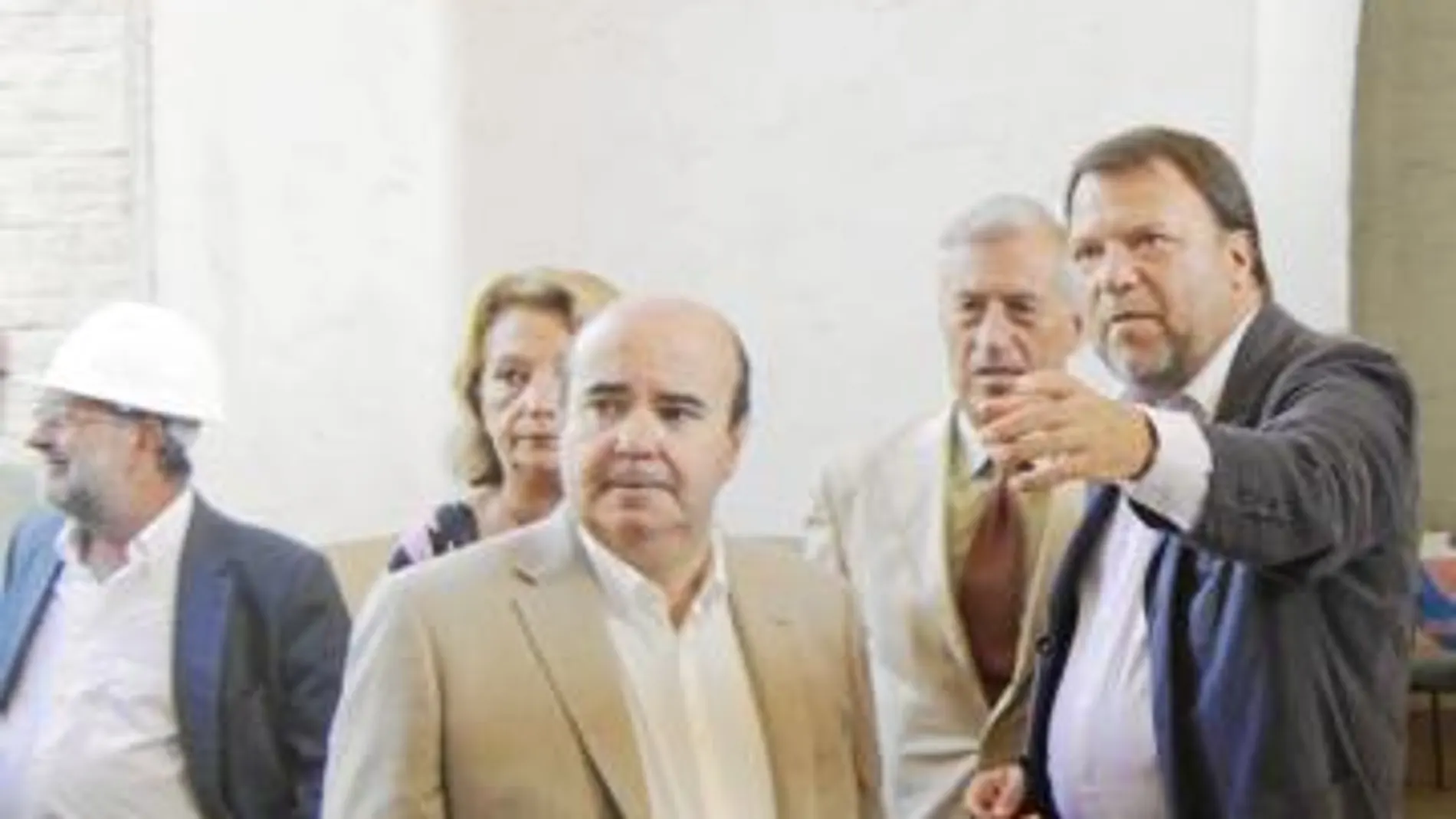 Alfredo Sánchez Monteseirín le hace indicaciones a pie de obra a Gaspar Zarrías ante Juan José López Garzón y Carmen Hermosín