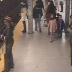 Rescatan a un hombre tras caer a las vías del metro en Filadelfia