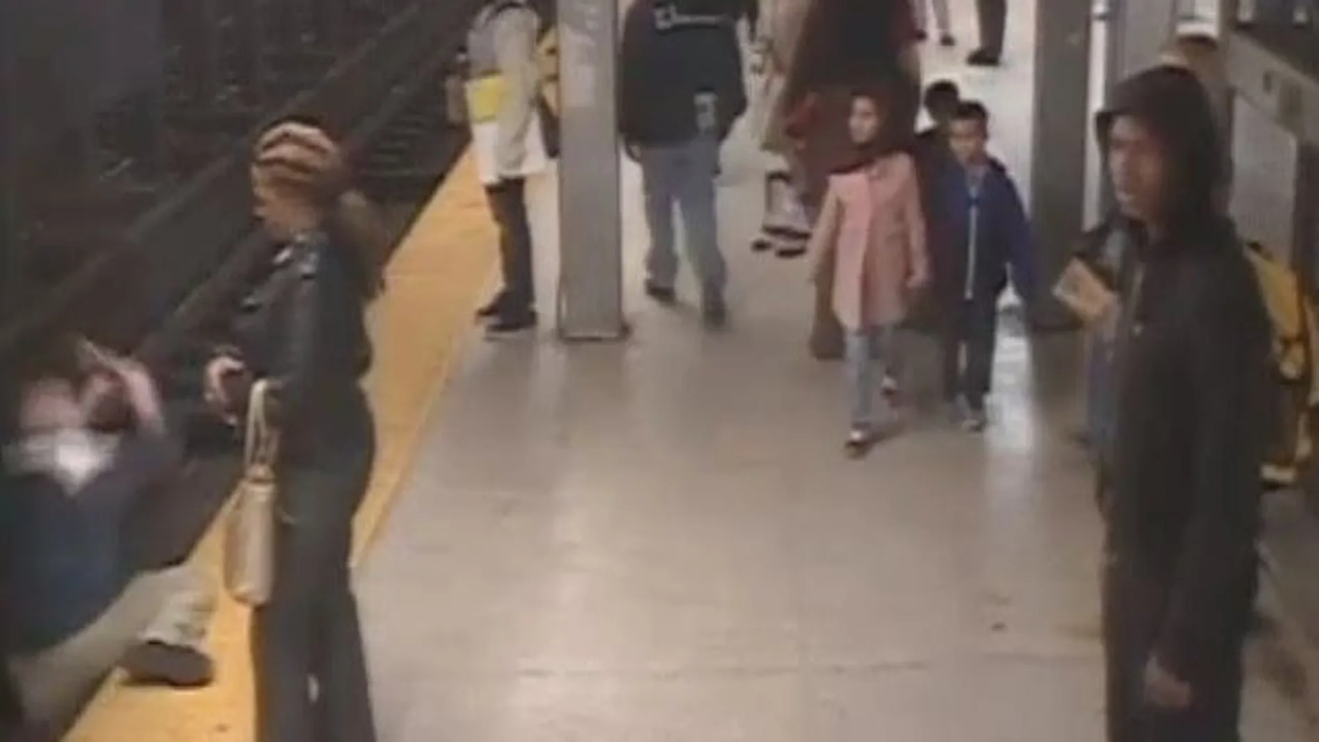 Rescatan a un hombre tras caer a las vías del metro en Filadelfia