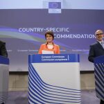 El vicepresidente de la CE para el Euro y el Diálogo Social, Vladis Dombrovskis, la comisaria europea de Empleo, Marianne Thyssen, y el comisario europeo de Asuntos Económicos y Financieros, Pierre Moscovici, durante la presentación de las nuevas recomendaciones