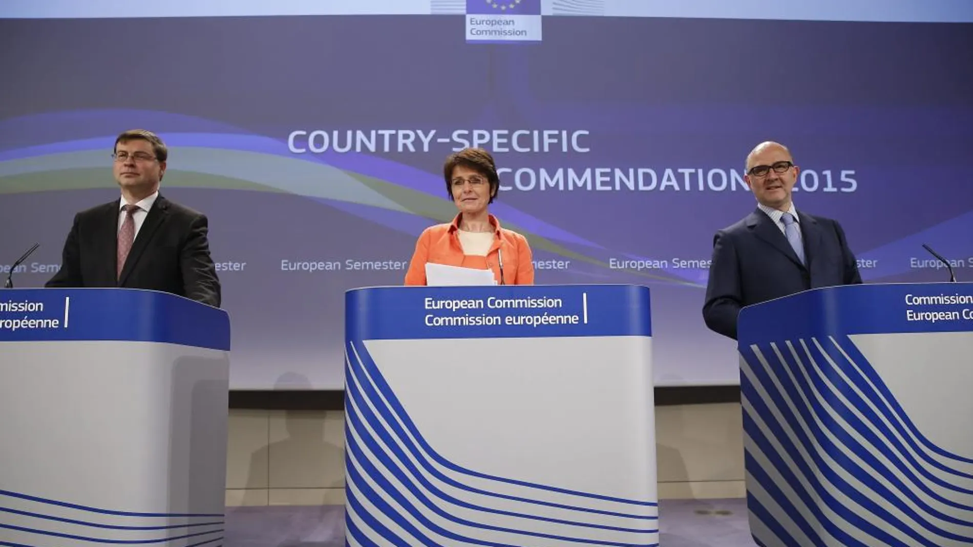 El vicepresidente de la CE para el Euro y el Diálogo Social, Vladis Dombrovskis, la comisaria europea de Empleo, Marianne Thyssen, y el comisario europeo de Asuntos Económicos y Financieros, Pierre Moscovici, durante la presentación de las nuevas recomendaciones