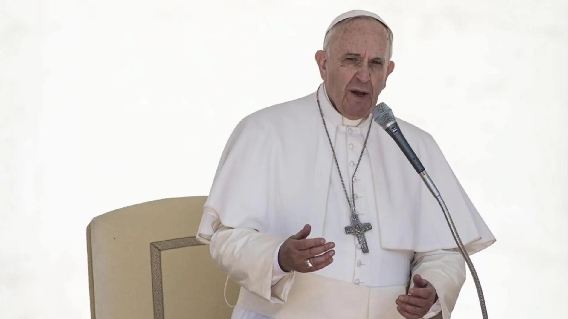 El papa Francisco se dirige a los fieles en la plaza de San Pedro en el Vaticano