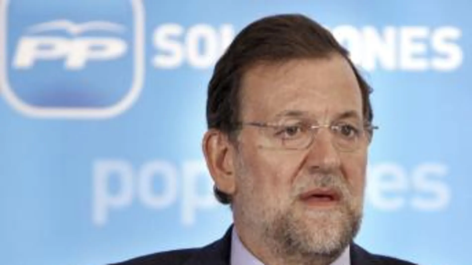 Rajoy dice que el cambio es el reconocimiento del fracaso de Zapatero