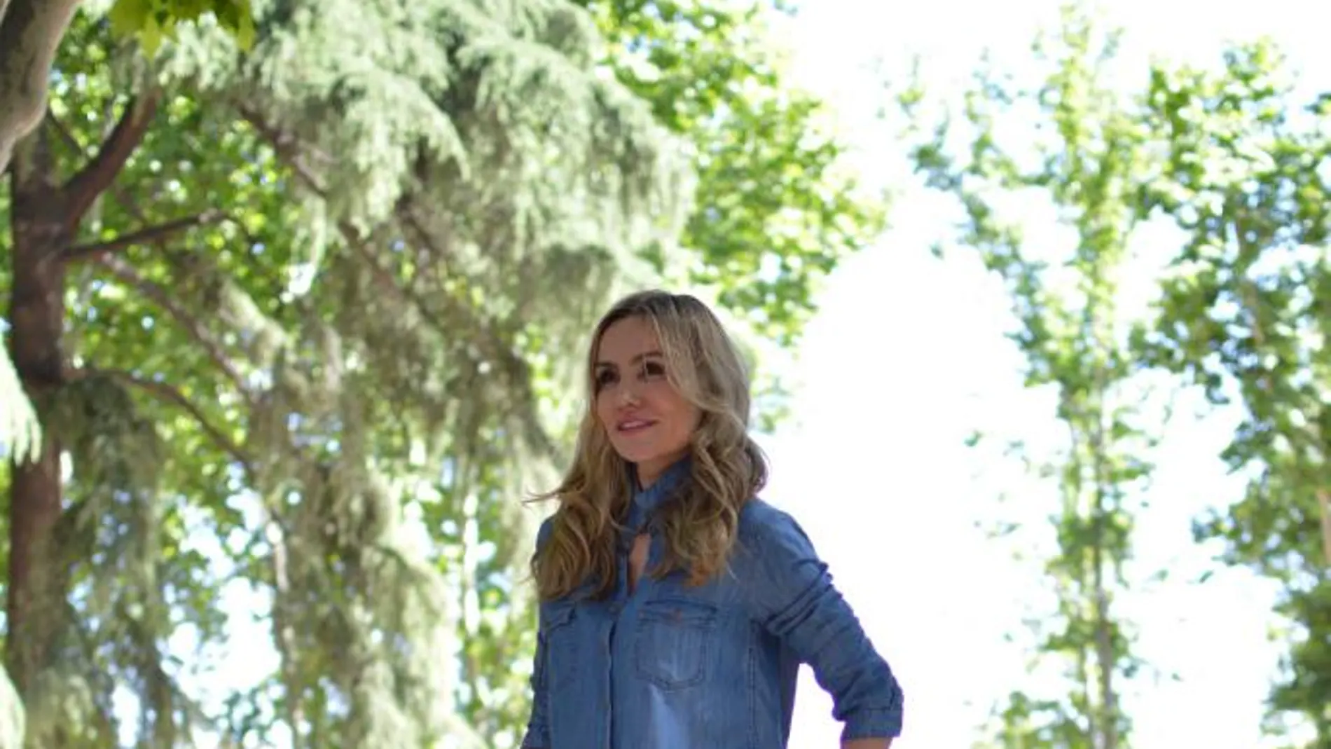 Clara con cinturón de Chanel y camisa y pantalón de The Kooples