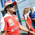 Fernando Alonso, ayer, camina por el «paddock» del circuito de Monza, antes de la conferencia de prensa oficial de la FIA