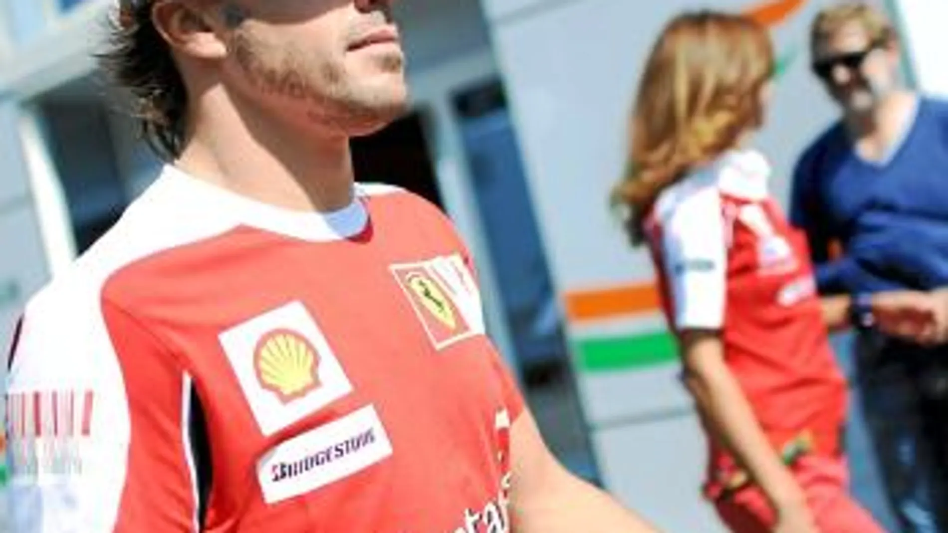 Fernando Alonso, ayer, camina por el «paddock» del circuito de Monza, antes de la conferencia de prensa oficial de la FIA