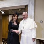 El Papa saluda a la presidenta argentina antes de la audiencia privada