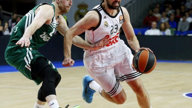 El escolta del Real Madrid, Sergio Llul (d), intenta superar la defensa del jugador del Zalgiris Kaunas, Milaknis